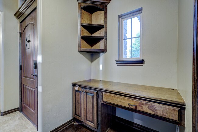 Building Photo - 812 Ryan Rd