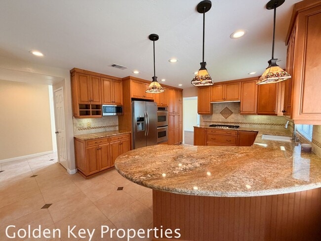 Building Photo - Move-in ready 4 bedroom / 3 bathroom home in Oceanside!