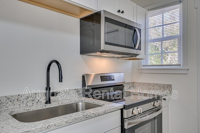 Building Photo - 2019 Roosevelt Dr