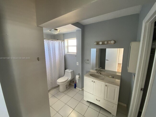 Building Photo - 8897 Fontainebleau Blvd