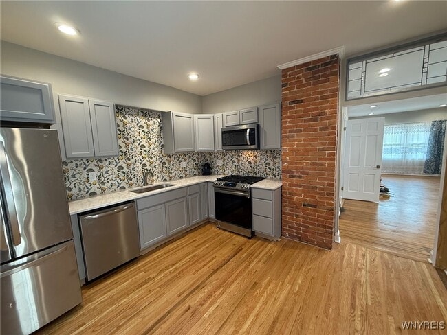Building Photo - 11 Baynes St