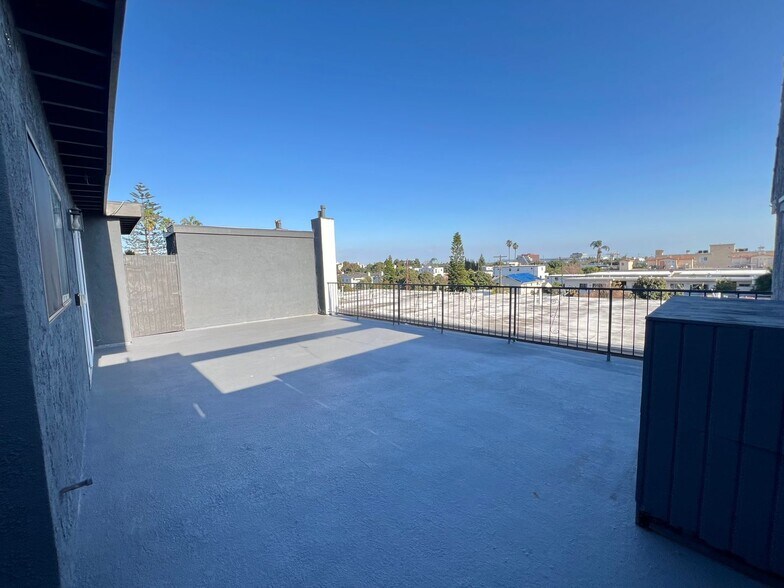 Building Photo - 1444 Centinela Ave