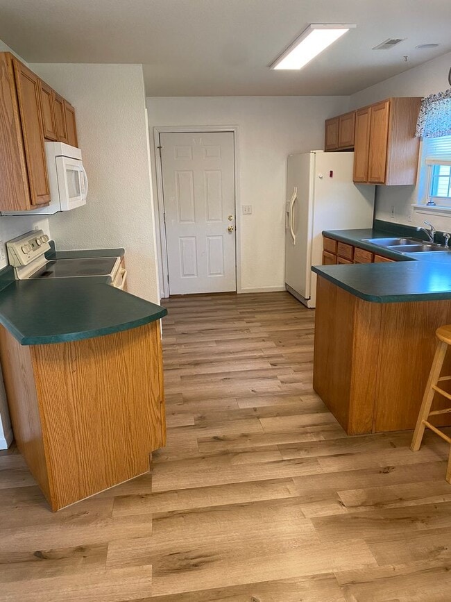 Building Photo - 3 bedroom/2 bathroom single family home!  ...