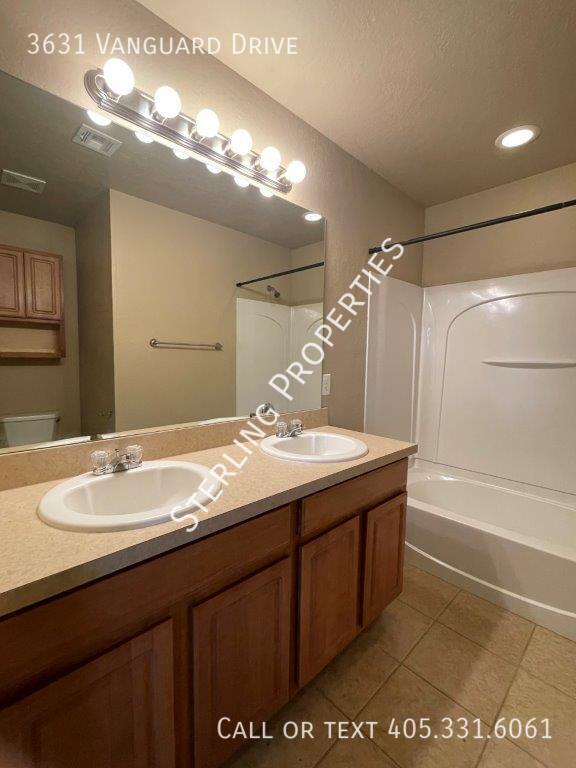 Building Photo - 3631 Vanguard Dr