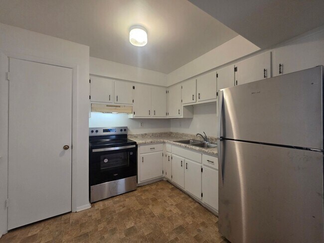 Building Photo - LYO3240#-MW