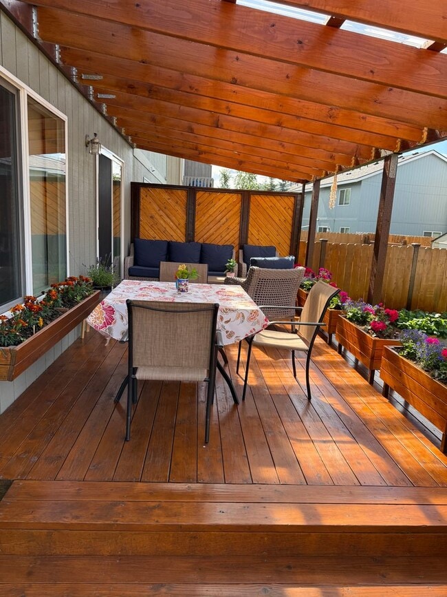 Building Photo - Lovingly Maintained East Anchorage Home wi...
