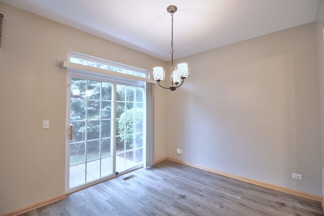 Building Photo - 1925 Crestview Cir