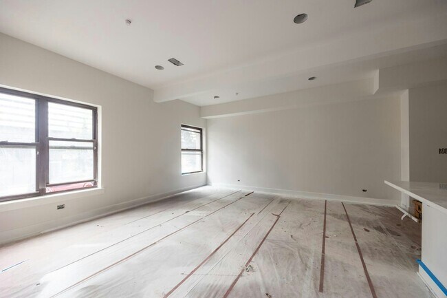 Building Photo - 827 W Montrose Harbor Dr