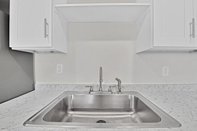 Building Photo - Renovated 2 Bedroom in Downtown Victorian Complex