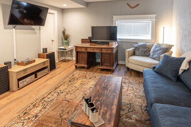 Building Photo - 1515 1/2 S Carson Ave