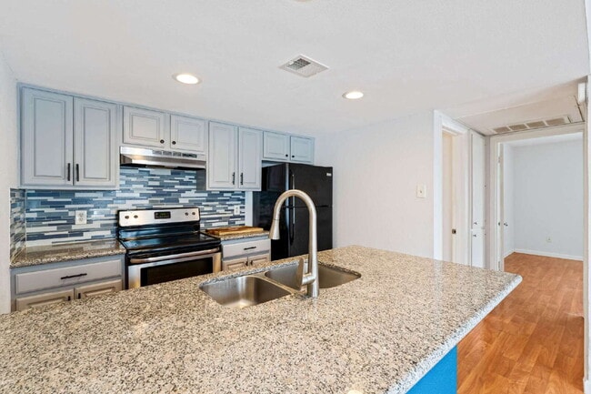 Building Photo - Clean & Bright Gated 1BR Near Downtown Austin