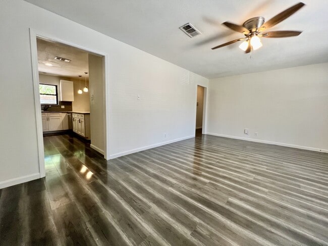 Building Photo - 3500 Loyola Ln