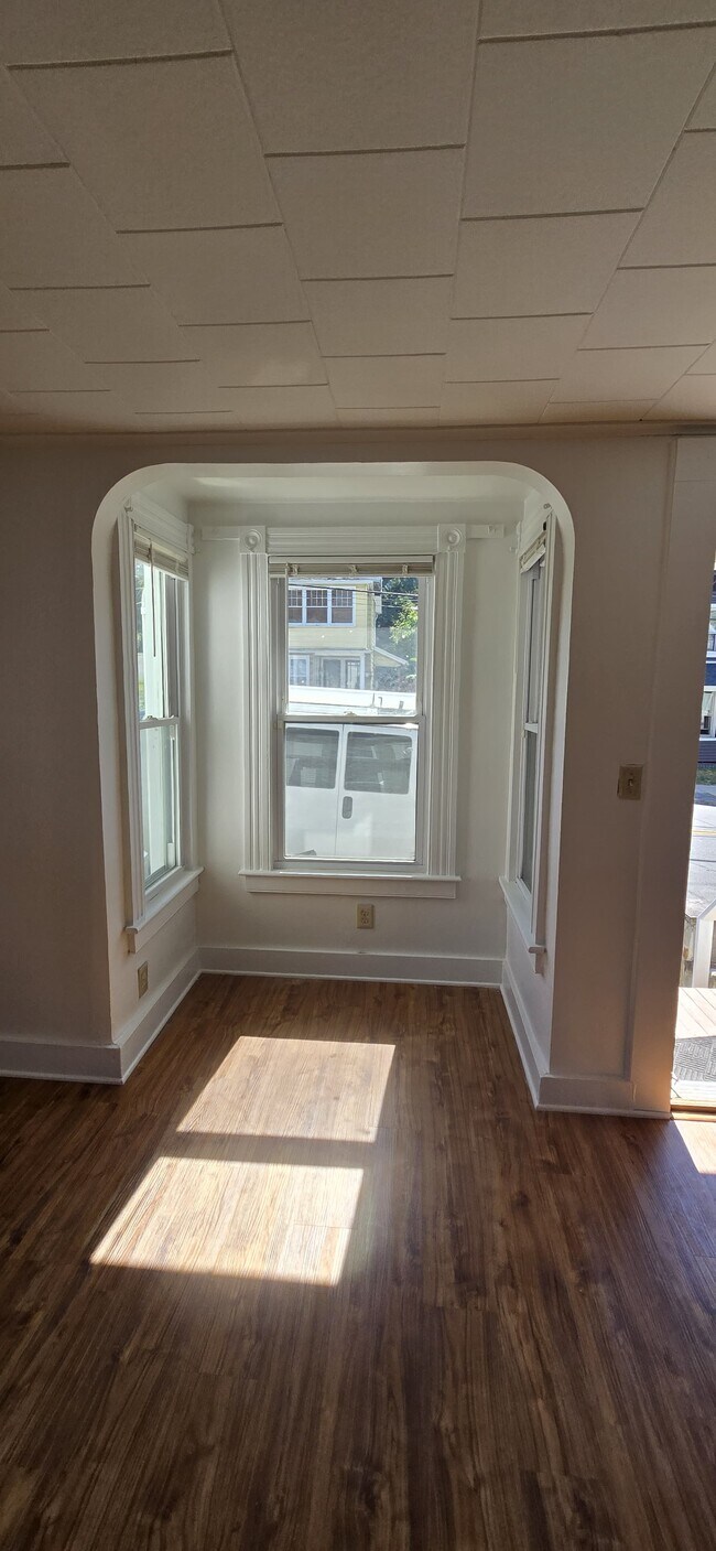 Primary Photo - 214 N State St