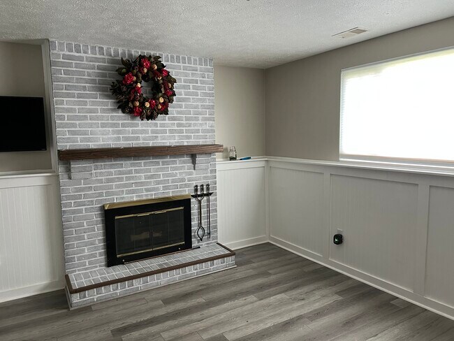 Building Photo - 305 Dolores Cir
