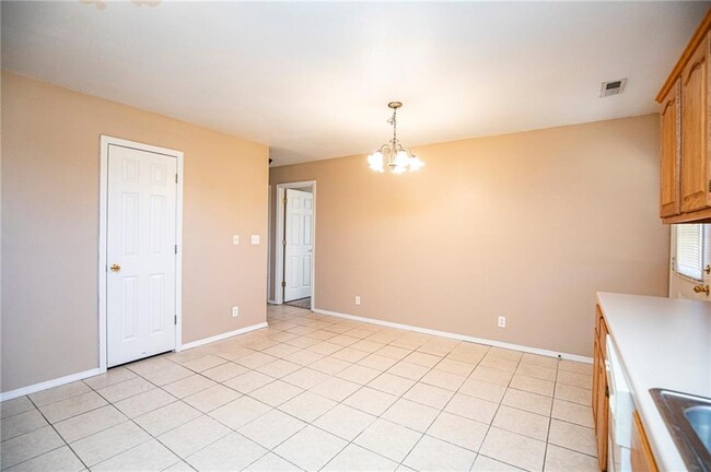 Building Photo - 303 NW Abbey Pl