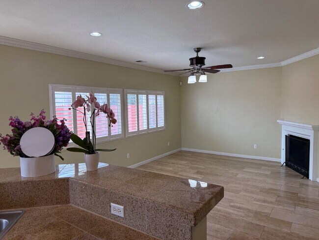 Building Photo - Gorgeous 5 Bedroom, 3 Bathroom Home With a Pool in perfect Tracy Location
