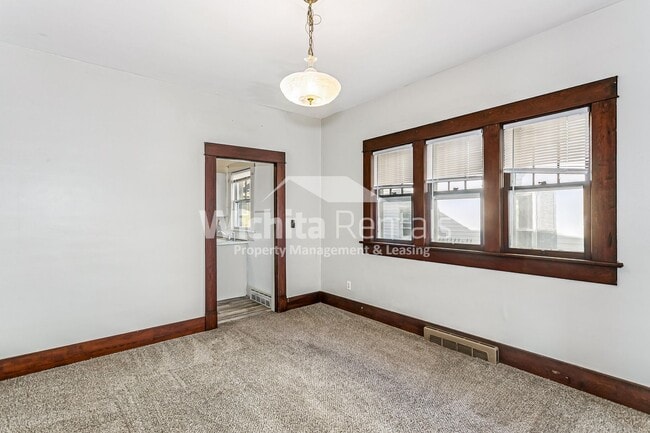 Building Photo - Newton house available for rent!