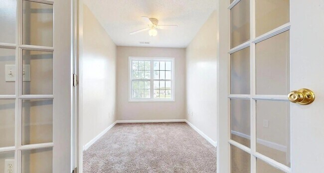 Building Photo - 10 Valley View Ct