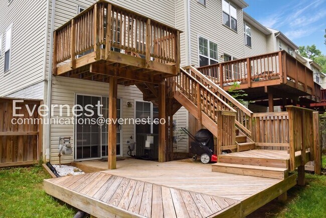 Building Photo - 3 Bed, 2.5 Bath Townhome with Modern Amenities / Available Soon!