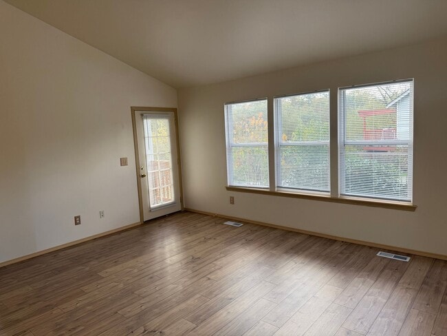 Building Photo - Burlington Two Bedroom House