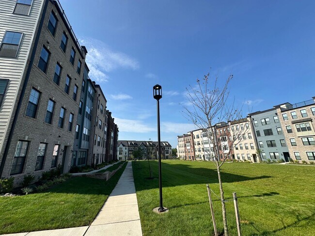 Building Photo - For Rent: Luxurious Short Pump Condo at Ga...