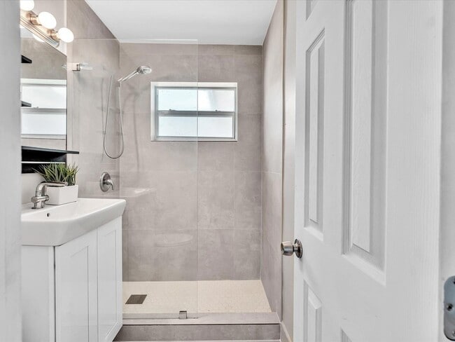 Building Photo - 54 SW 16th St