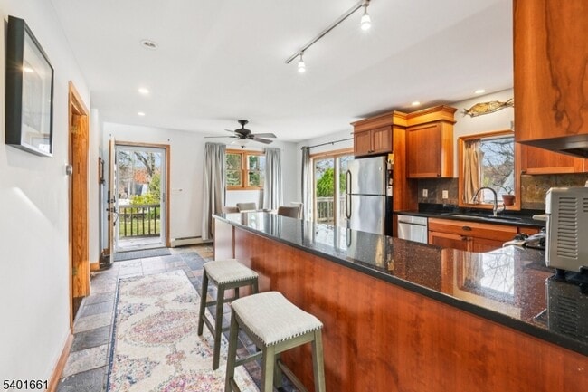 Building Photo - 197 Point Breeze Dr