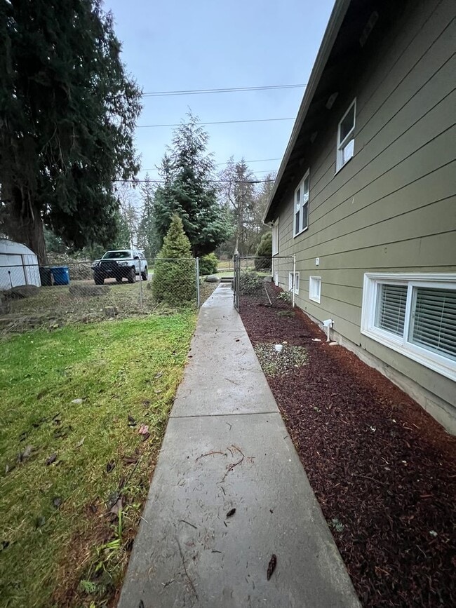 Building Photo - Spacious Two-Story Home on Private Land in the Desirable Issaquah School District