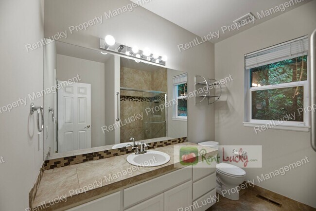 Building Photo - Like-New and HUGE 5-Bedroom Home in Prime Bellevue Location!!