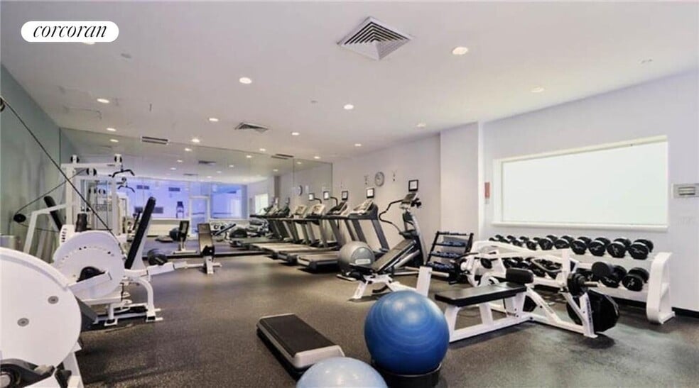 Building Photo - 235 E 40th St