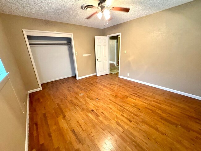 Building Photo - Charming 3-bedroom, 2-bath home on a corne...