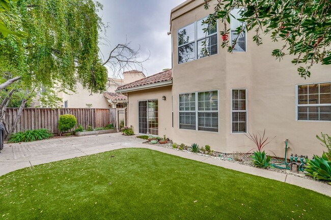 Building Photo - Lovely and spacious 3BR 2.5BA townhouse in...