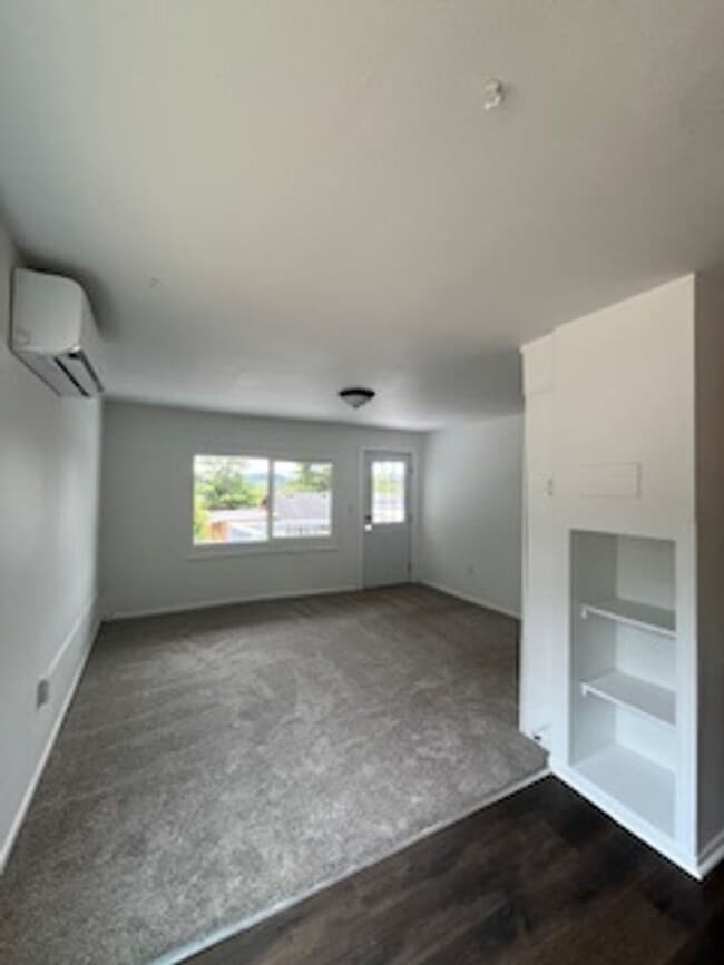Building Photo - 215 Elm St