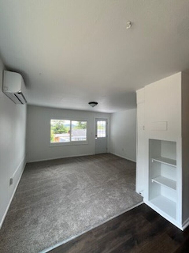 Building Photo - Elm Duplex