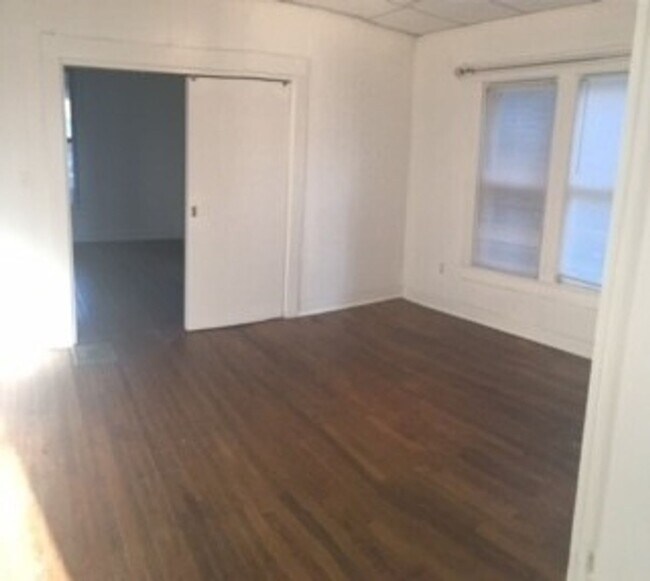 Building Photo - 1 bedroom, 1 bath duplex: Available August...