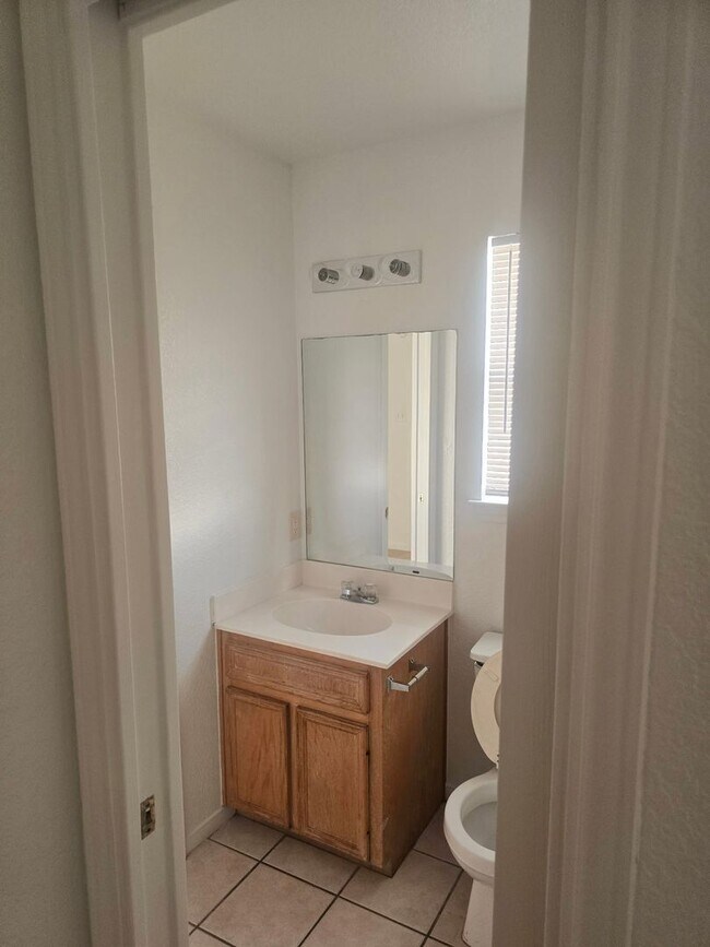 Building Photo - 1602 Van Zanten Dr