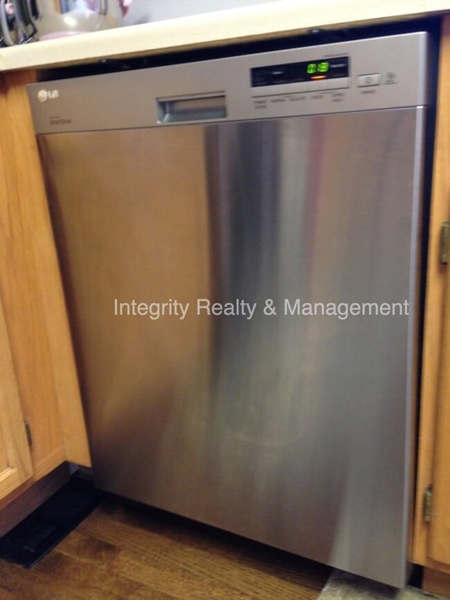 Building Photo - 305 Dunhill St