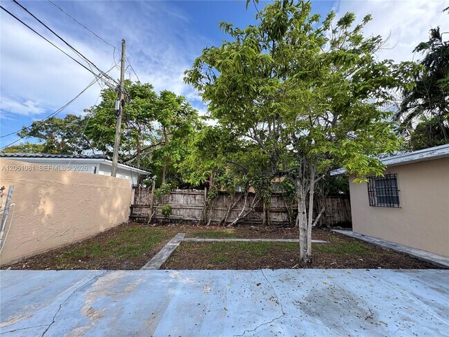 Building Photo - 2524 SW 6th St