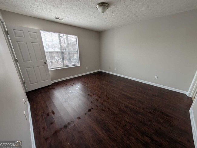 Building Photo - 614 Waynes Ct SE