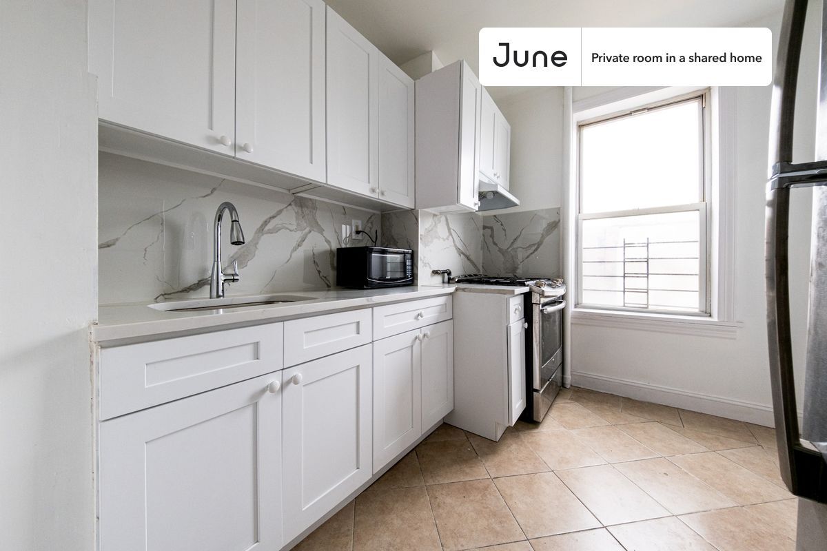 Building Photo - Private bedroom in 4 bed/1 bath Home