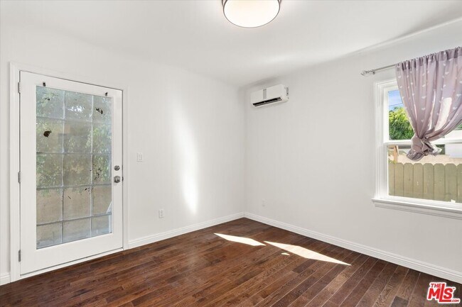 Building Photo - 1472 S Crest Dr