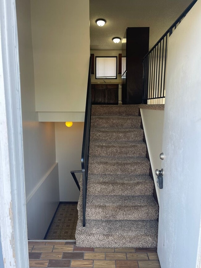 Building Photo - PENDING APPLICATION 2 Bedroom Duplex in Sp...