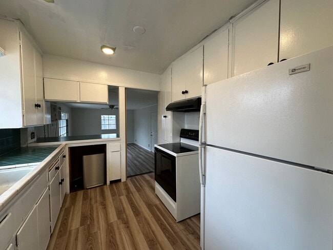 Building Photo - Corner Lot!