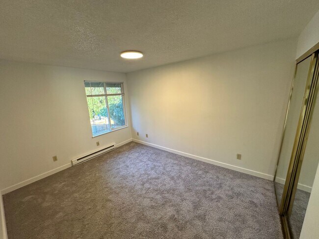 Building Photo - 804814-814 SE Cochran Dr
