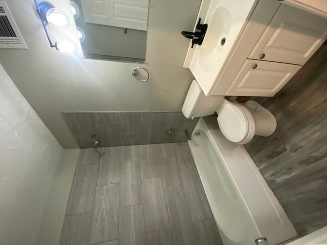 Building Photo - 2751 W 72nd St