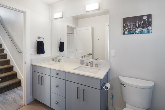Building Photo - Downtown Executive Furnished Townhouse