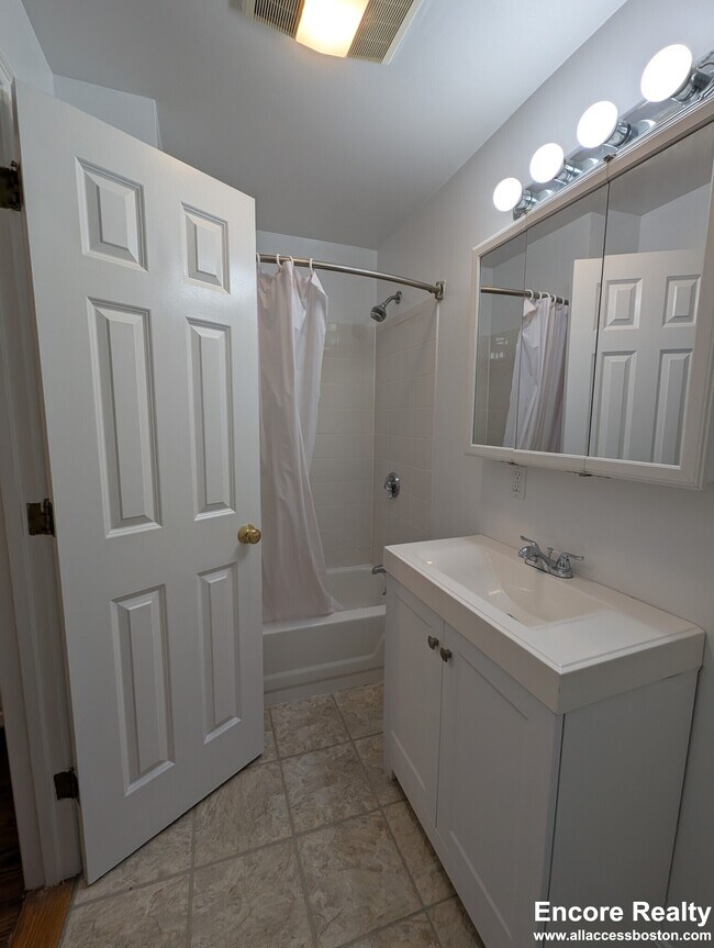 Building Photo - 31 Temple St