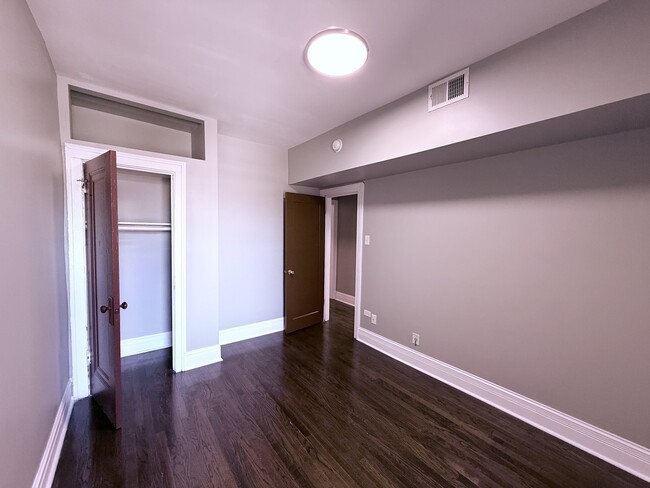 Building Photo - 6649 S Drexel Ave