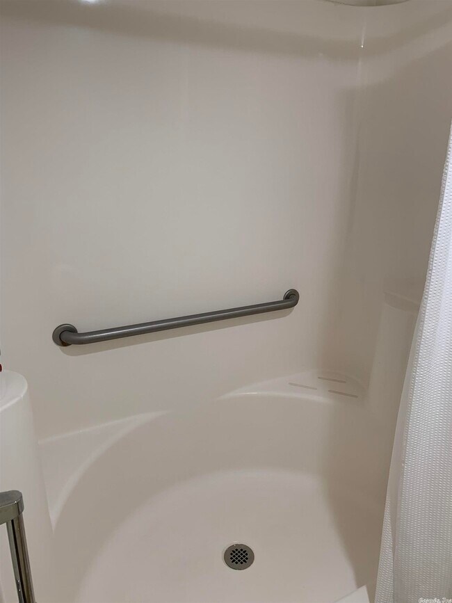 Building Photo - 405 Chickasha Dr