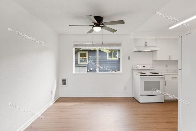 Building Photo - Updated 2BR w/ Utilities & Parking Include...